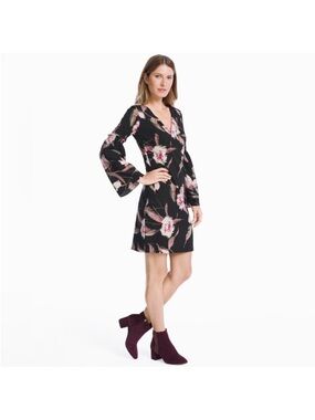 White House black market
Long-Sleeve Floral Bell-Sleeve
Shift Dress